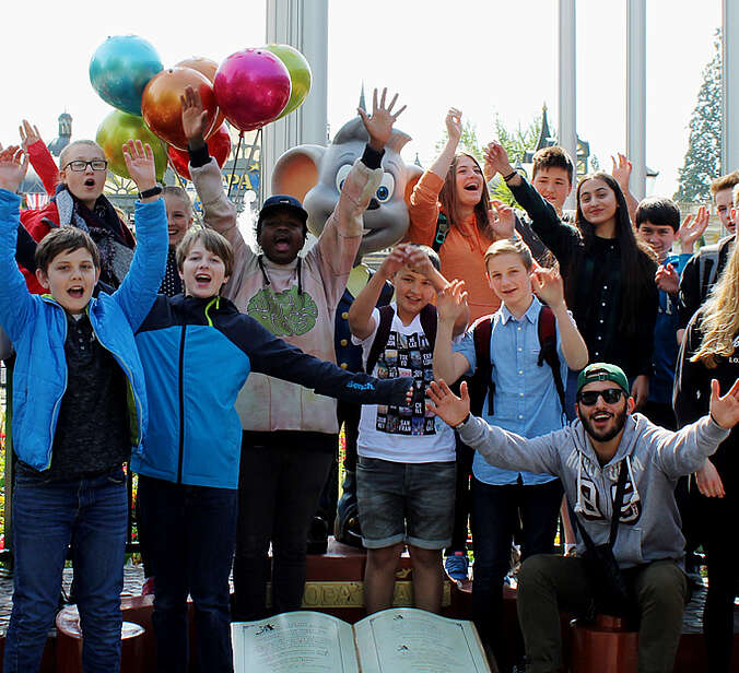 Viele Jugendliche mit Luftballons - Gruppenbild